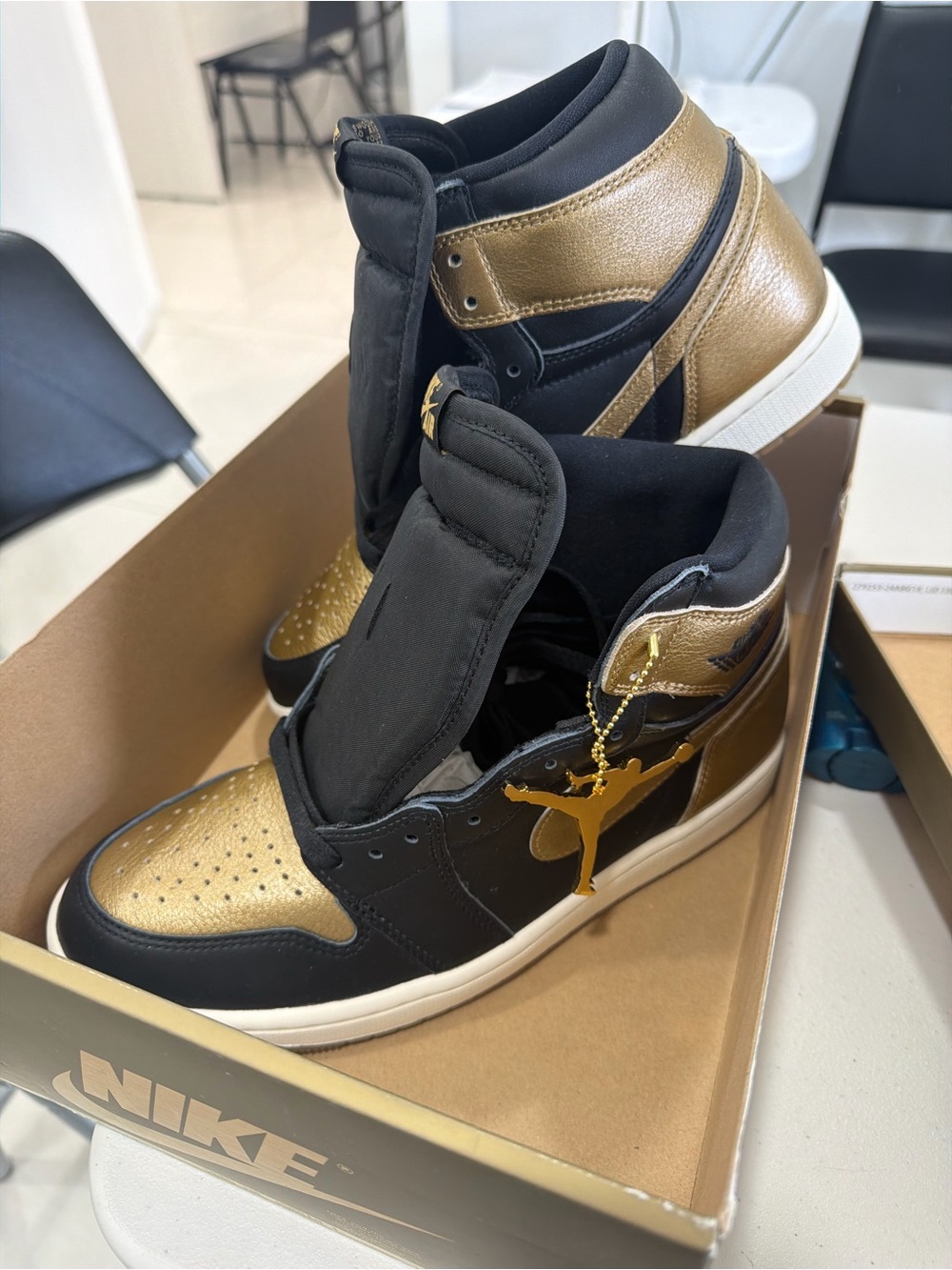 Nike Air Jordan 1 Retro High OG - Black/Metallic Gold